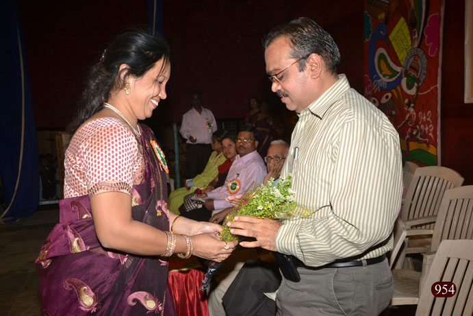 Well wisher Mr. Pankaj Shah felicitated by Mrs. Urmila Morye