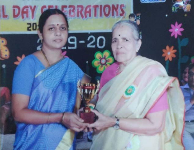 Mrs. Laxmi Iyer Principal of CBSE School receiving Best Teacher Award from Mrs Chaya Mandlecha
